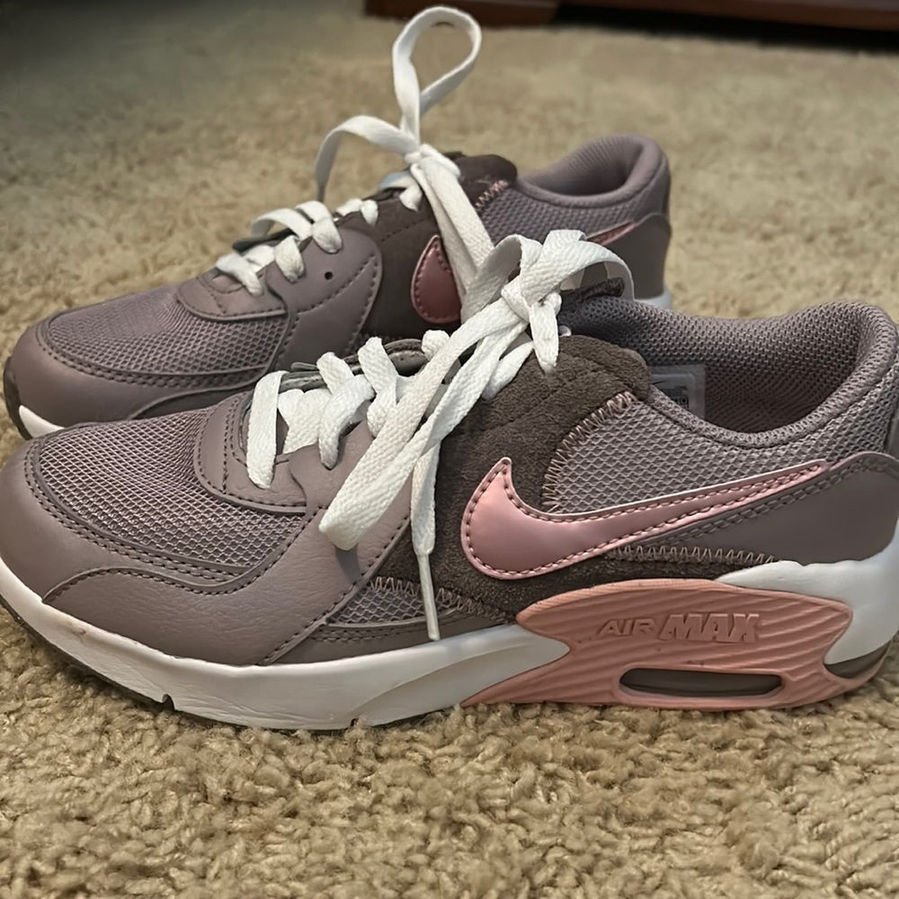 Girls (kids) size 4 Nike Air Max.